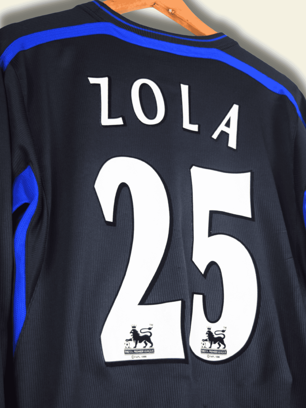 2002-chelsea-away-gianfranco-zola-25-medium-1
