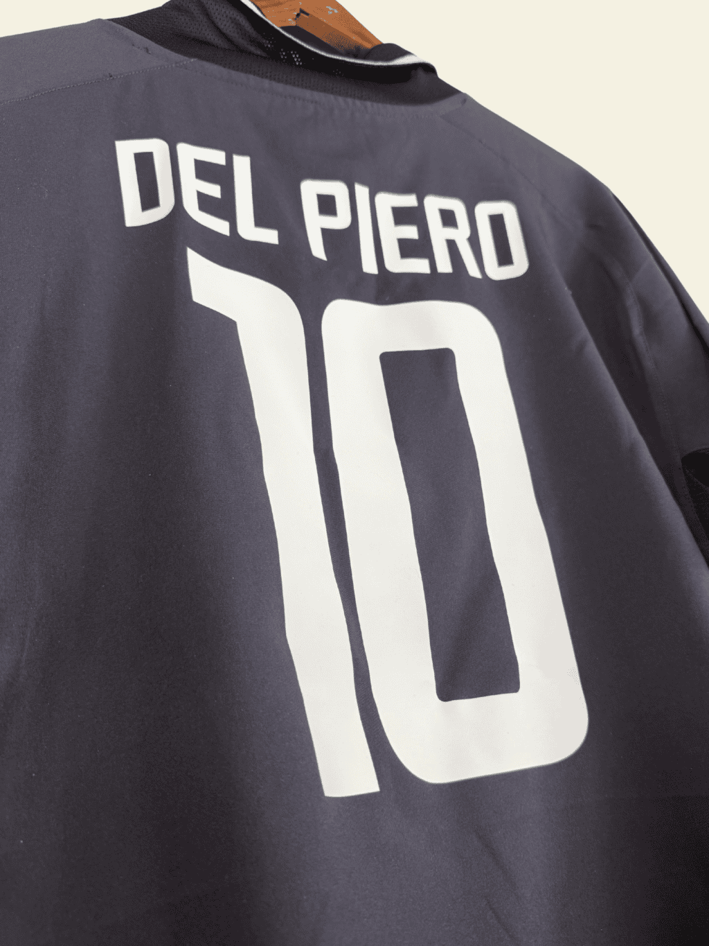 2003-juventus-third-alessandro-del-piero-10-large-112638-nike-1-4